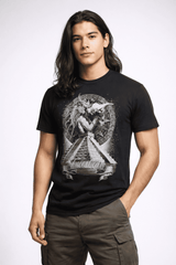 Hombre usando playera negra con diseño ancestral Maya frente a pirámide  Kukulcán