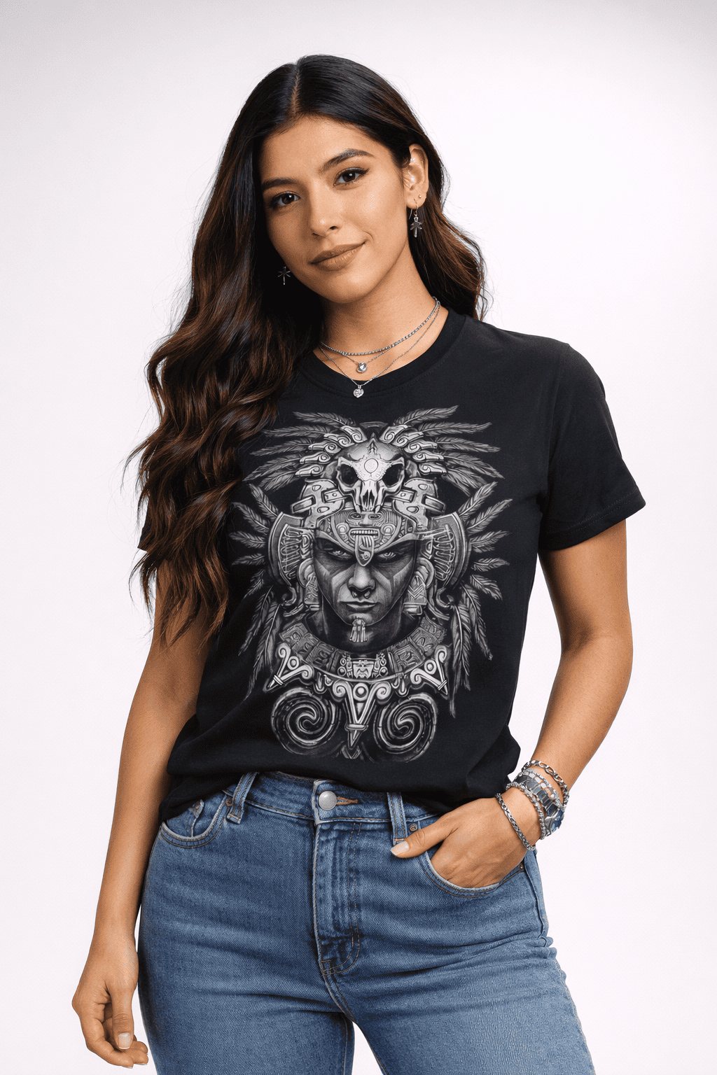 Modelo mujer con playera negra con ilustración de guerrero prehispánico