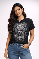 Modelo mujer con playera negra con ilustración de guerrero prehispánico
