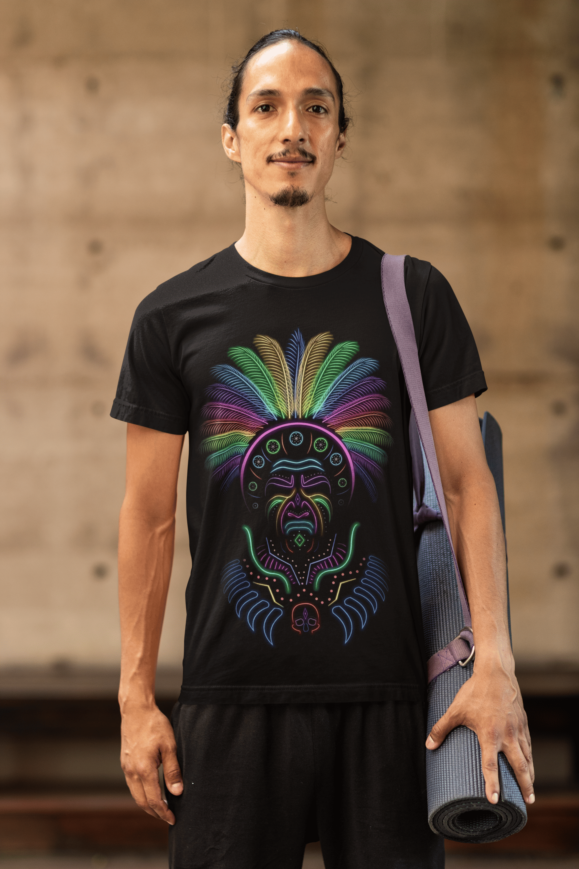 Playera cultura mexicana con ilustración tribal neón de guerrero ancestral