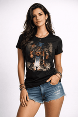 Mujer modelando playera con diseño guerrero mexica estilo alternativo urbano