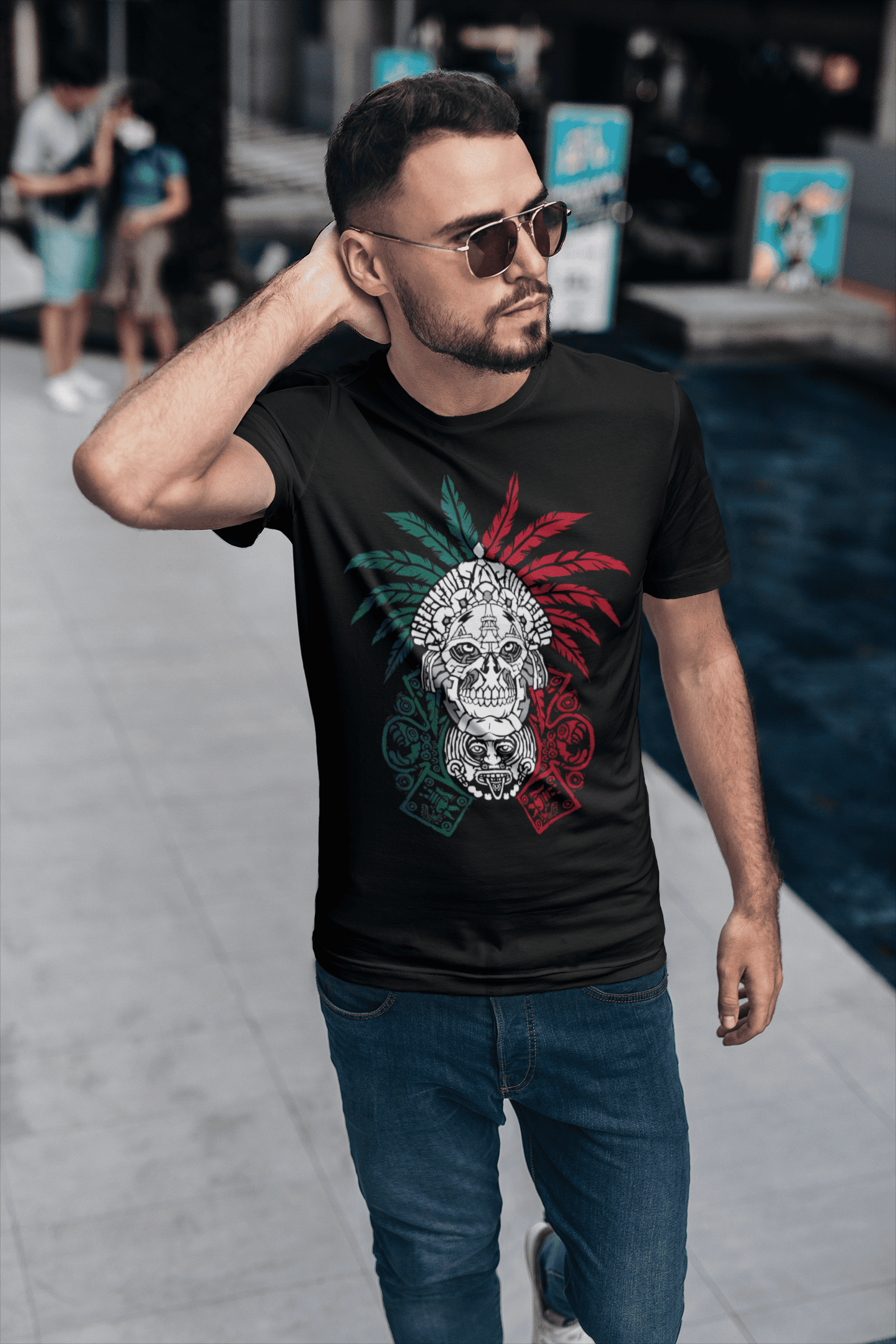 Hombre con playera mexicana de cráneo mexica en colores patrios estilo urbano