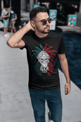 Hombre con playera mexicana de cráneo mexica en colores patrios estilo urbano