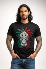Hombre tatuado vistiendo playera negra con diseño mexica cultural moderno