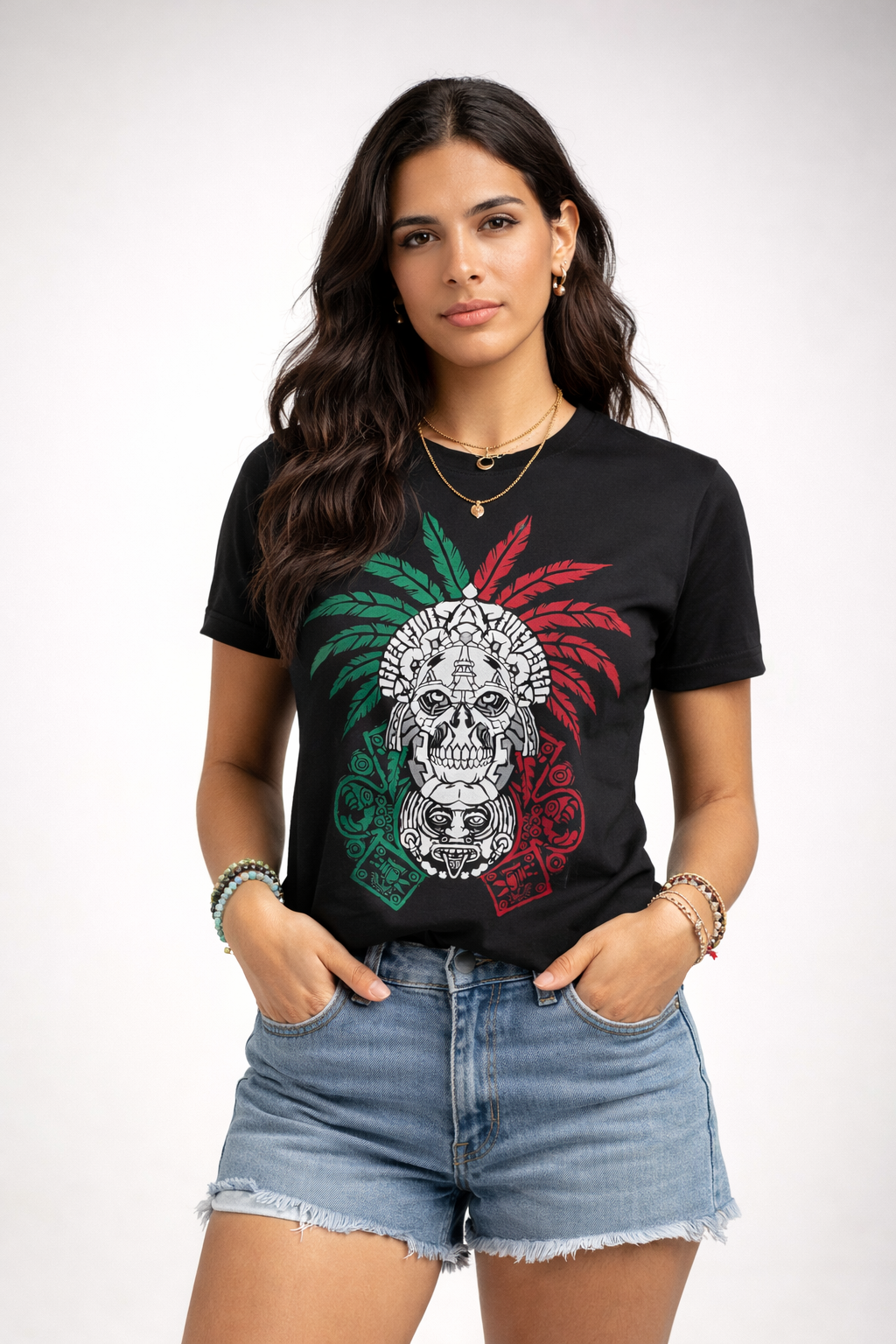 Mujer usando playera negra con cráneo mexica ceremonial en diseño tricolor verde blanco y rojo