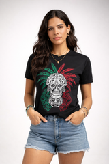 Mujer usando playera negra con cráneo mexica ceremonial en diseño tricolor verde blanco y rojo