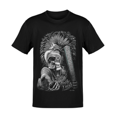 Ilustración prehispánica en playera mexicana con guerrero azteca ceremonial y penacho detallado