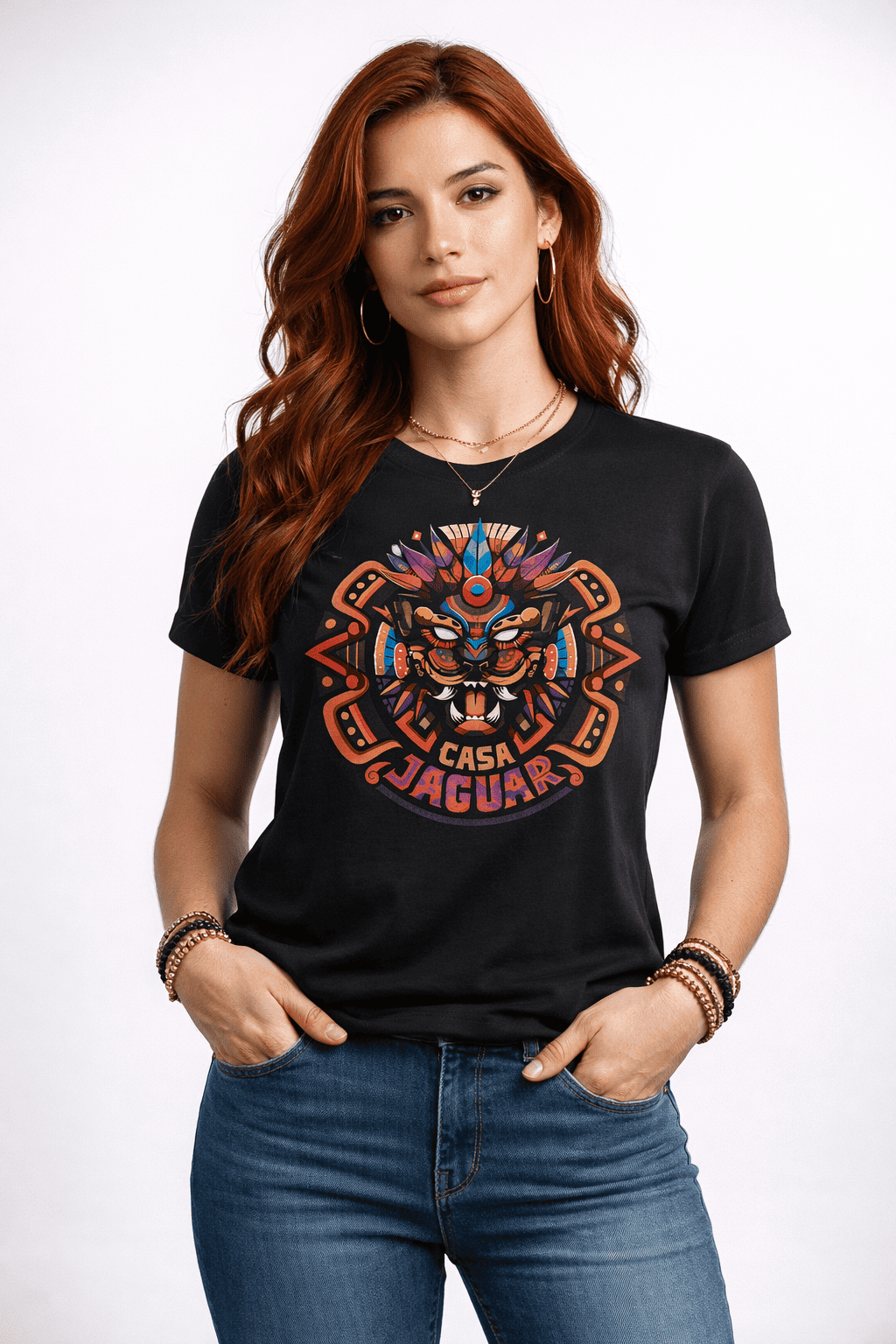 Mujer usando playera Casa Jaguar con arte prehispánico inspirado en guerreros aztecas