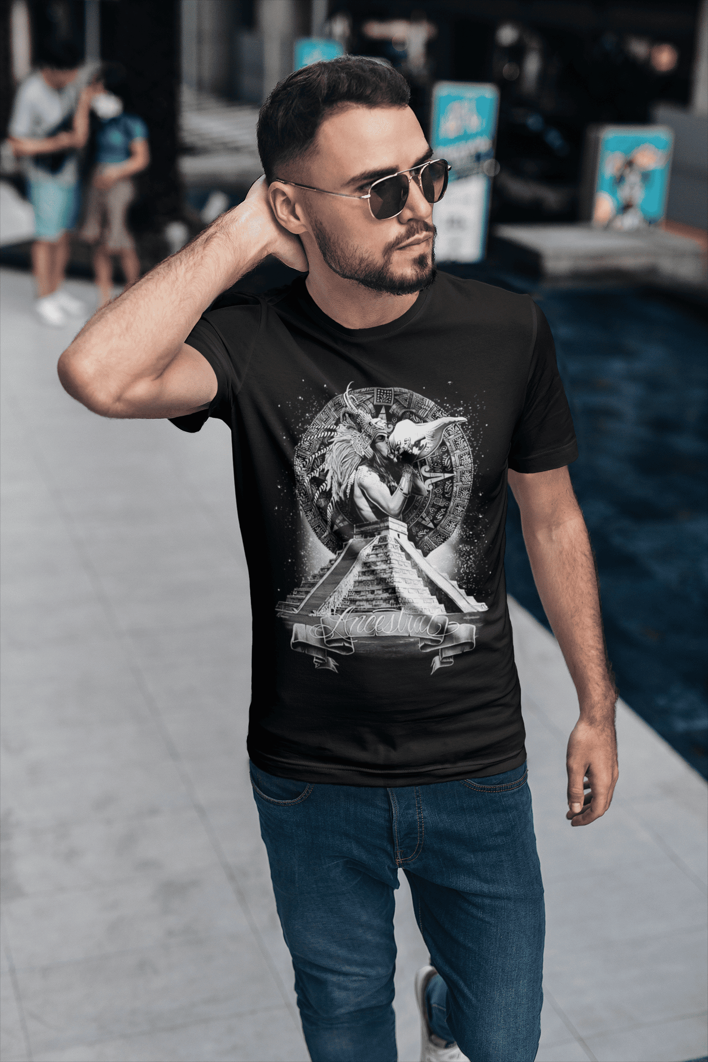 Modelo caminando con playera mexicana ancestral estilo Maya urbano