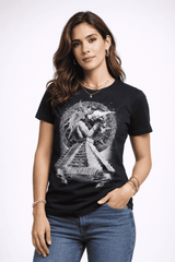 Mujer con playera mexicana negra con ilustración ritual Maya y guerrero soplando caracol frente a priramide  Kukulcán