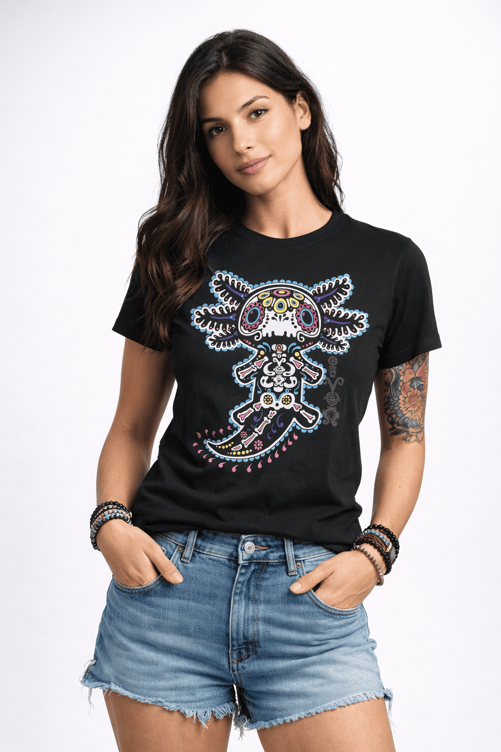 Mujer vistiendo playera negra con diseño cultural de ajolote colorido