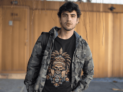 Hombre usando playera negra con ilustración ancestral estilo tattoo tribal