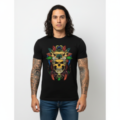 Modelo masculino usando playera negra Mexa con máscara de jaguar y cráneo ceremonial
