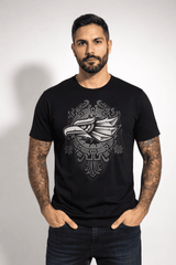 Hombre usando playera Cultura Wear con ilustración de águila tribal moderna
