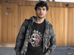 Hombre usando playera negra Cultura Wear con diseño de cráneo azteca en estilo urbano moderno