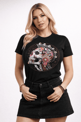 Playera negra con ilustración de cráneo azteca ancestral en modelo femenino estilo urbano