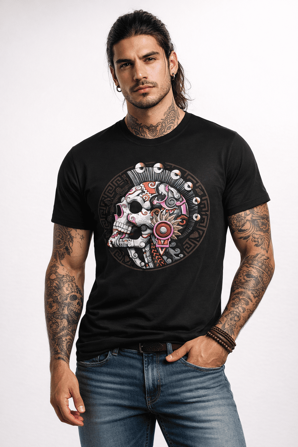 Playera negra Cultura Wear con diseño de cráneo ceremonial mexica estilo prehispánico en modelo masculino
