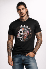 Playera negra Cultura Wear con diseño de cráneo ceremonial mexica estilo prehispánico en modelo masculino