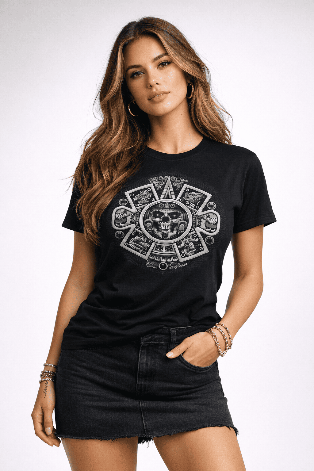 Mujer usando playera negra con diseño mexa de calavera azteca y elementos geométricos