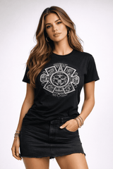 Mujer usando playera negra con diseño mexa de calavera azteca y elementos geométricos