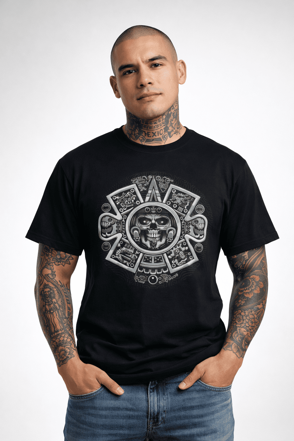 Hombre usando playera negra con diseño de calavera azteca monocromática estilo mandala ceremonia
