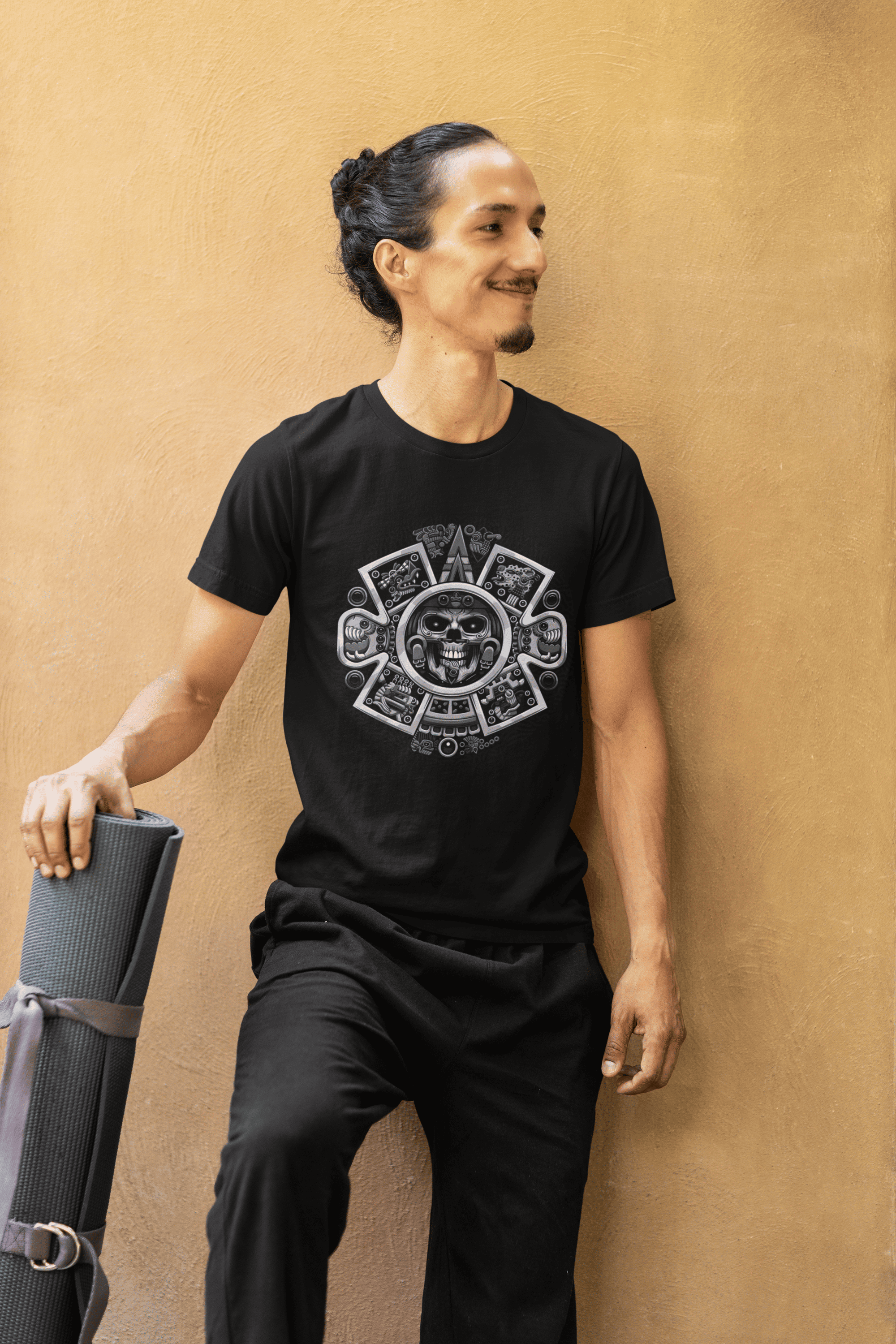 Diseño frontal de playera con mandala azteca monocromático y calavera central