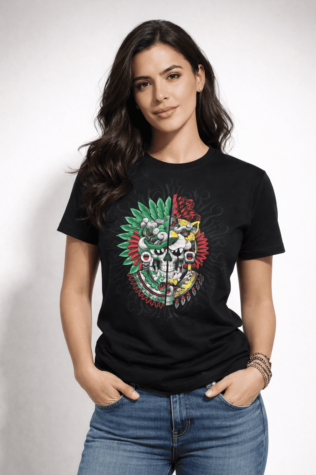 Modelo mujer vistiendo playera con diseño cultural mexicano inspirado en guerreros aztecas