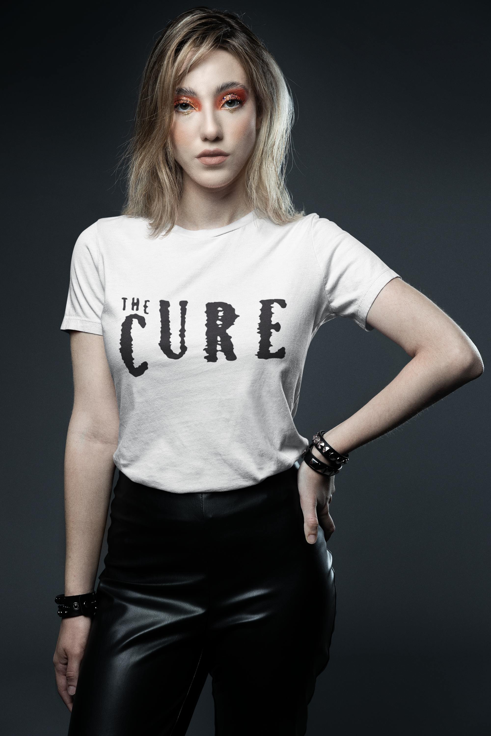 Playera The Cure: Un Clásico del Rock Gótico - Blanco y Negro