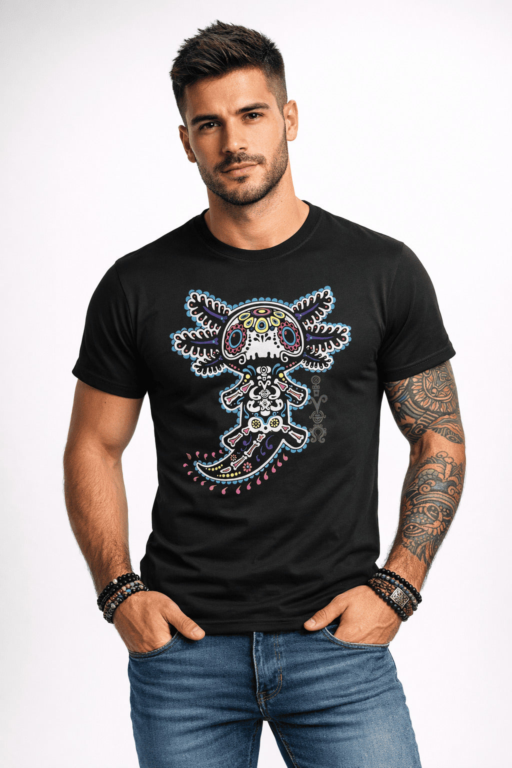 Hombre usando playera Cultura Wear con ilustración artística de axolotl mexicano