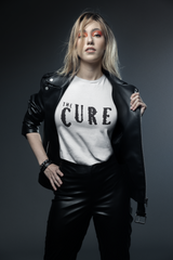 Playera The Cure: Un Clásico del Rock Gótico - Blanco y Negro - Para Mujer