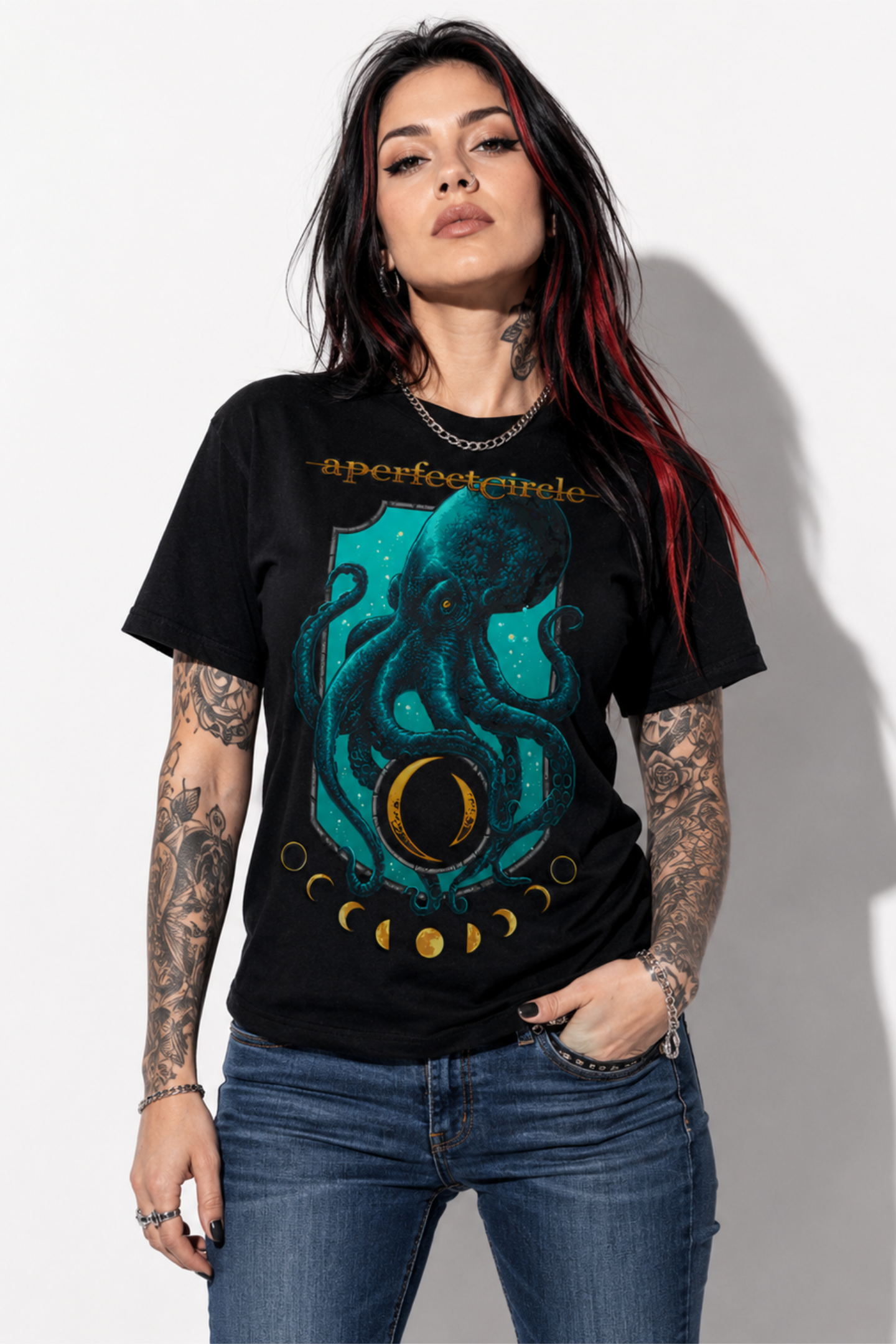 Modelo femenina con cabello negro y rojo usando playera de A Perfect Circle corte silueta.