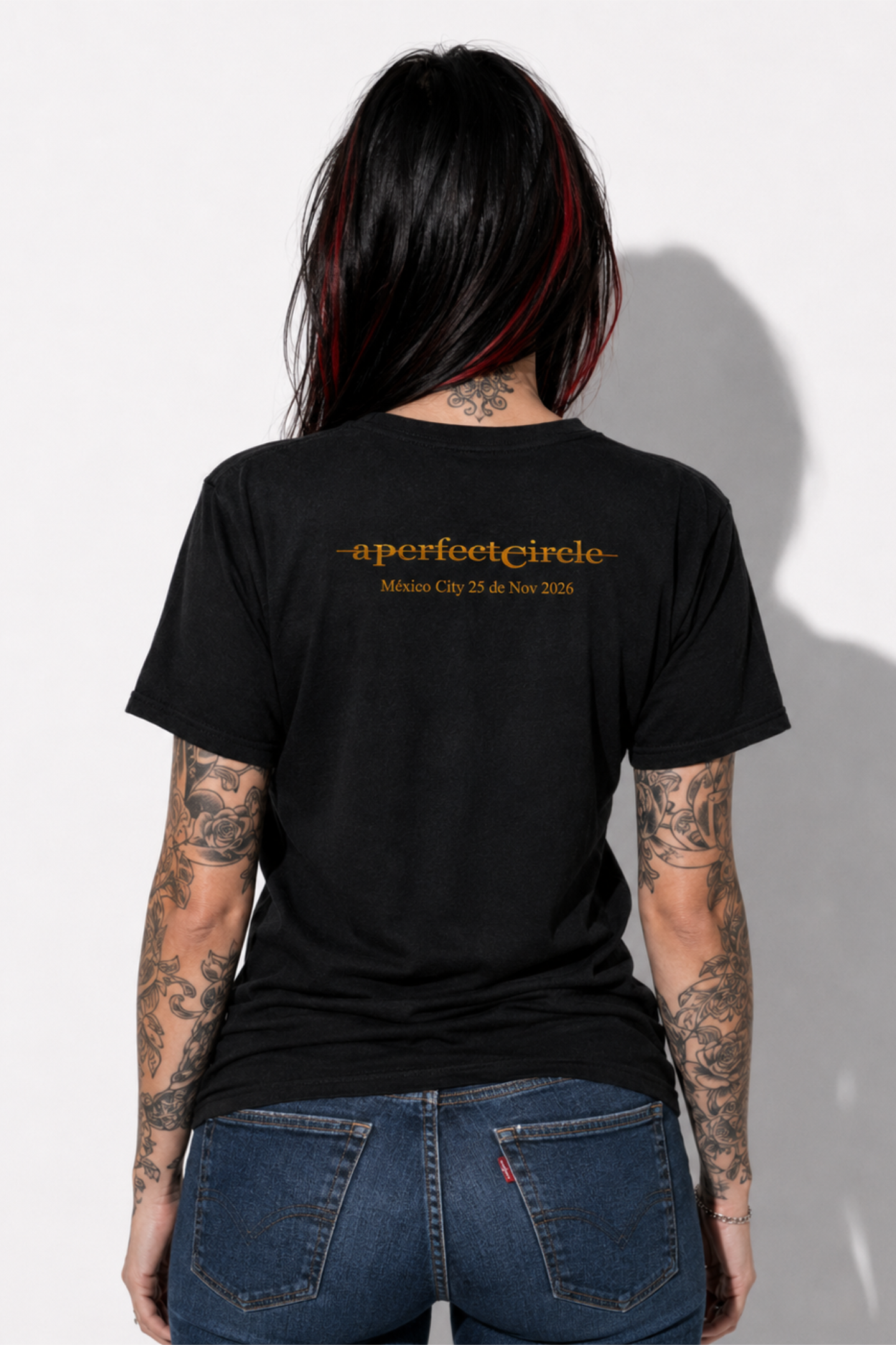 Detalle posterior de playera para mujer conmemorativa del concierto de APC en México