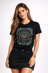 Mujer vistiendo playera negra con diseño tipo sol prehispánico estilo mandala