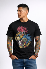 Modelo masculino usando playera negra Mexa con diseño de jaguar ancestral y cráneo ceremonial