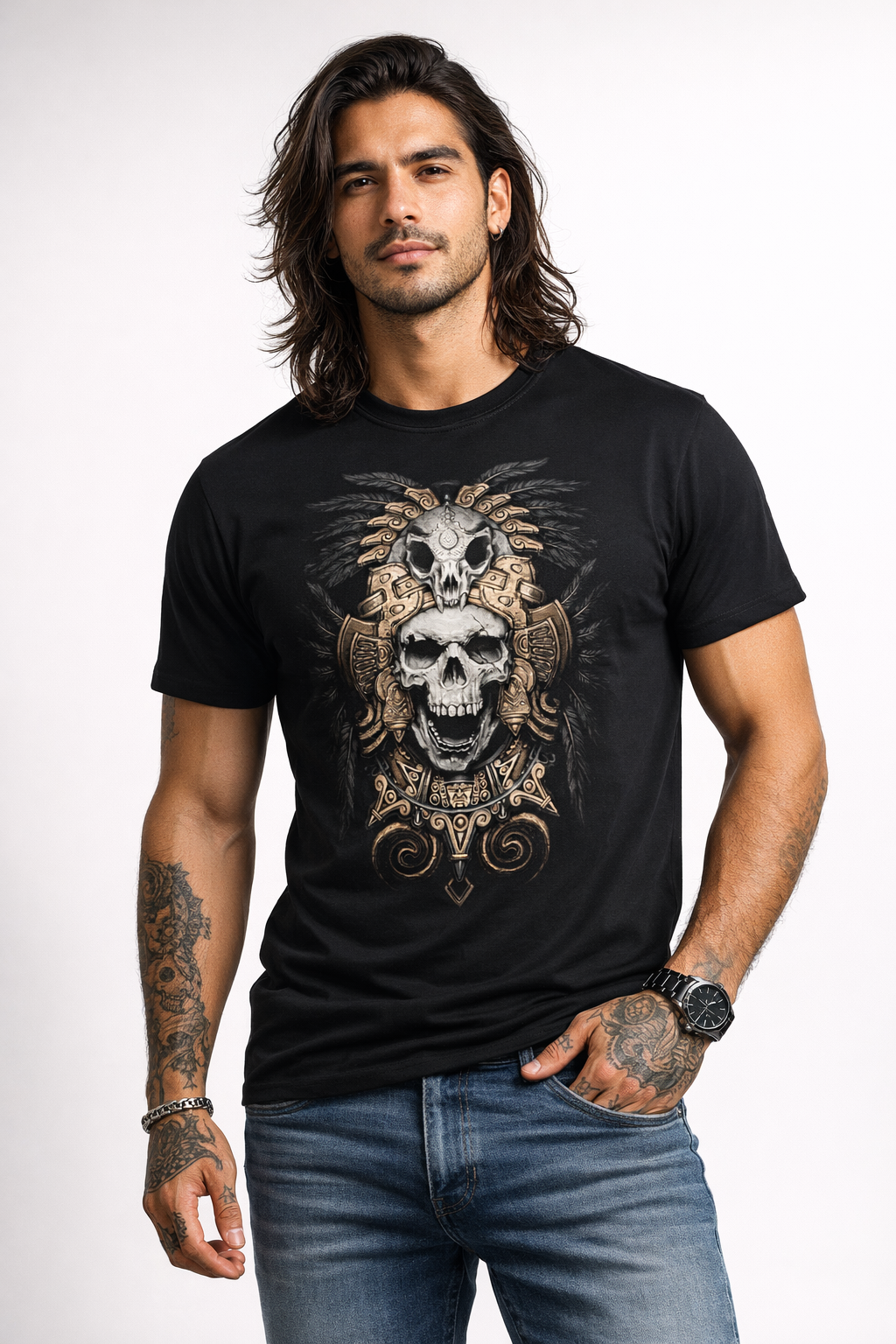 Modelo masculino usando playera negra Mexa con ilustración de doble calavera y ornamentos ancestrales mexicanos