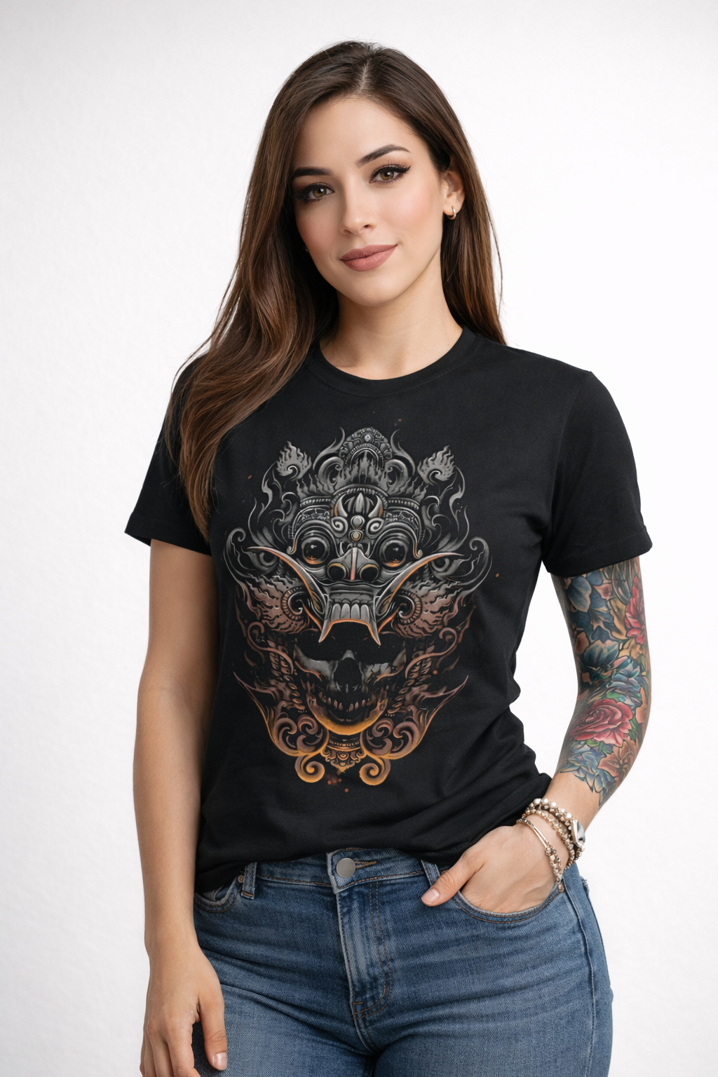 Modelo femenina usando playera negra Mexa con diseño de máscara ritual y calavera de inspiración prehispánica