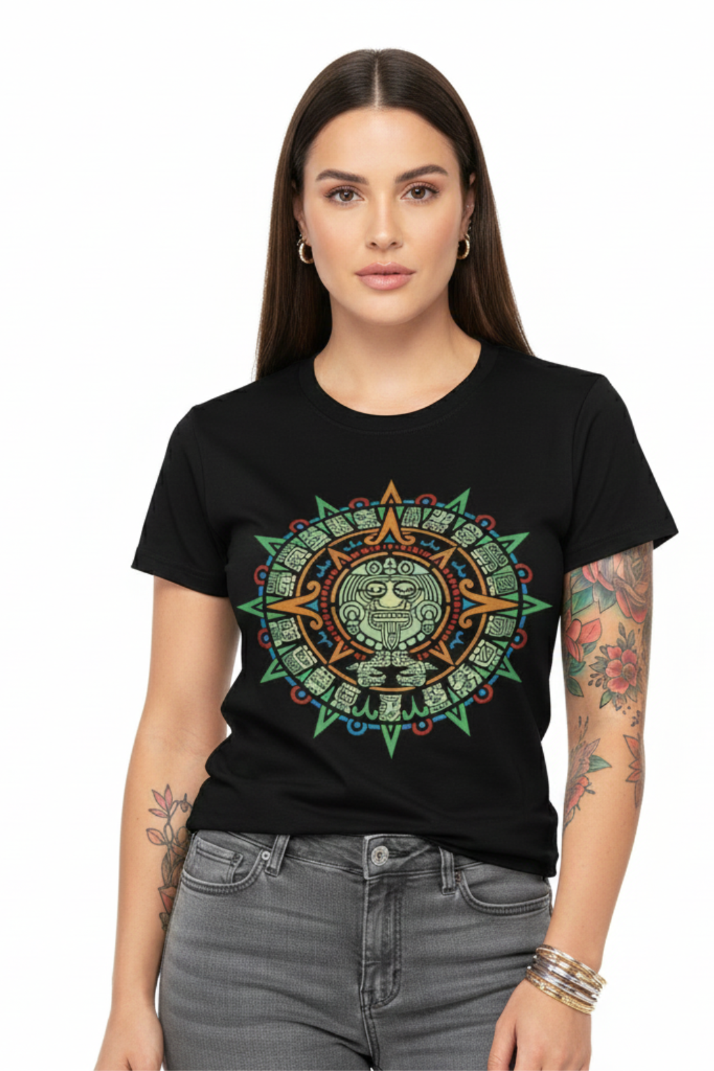 Modelo femenina usando playera negra Mexa con diseño de sol prehispánico y arte calendárico mexicano