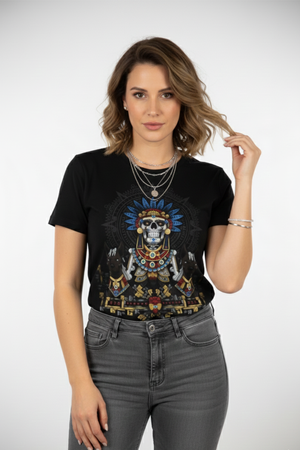 Modelo femenina con playera Mexa de arte prehispánico y figura ceremonial mexicana