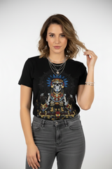 Modelo femenina con playera Mexa de arte prehispánico y figura ceremonial mexicana