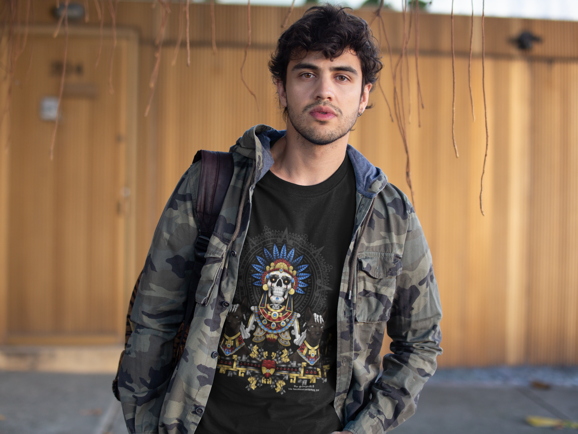 Playera negra Cultura Wear con arte mexicano del inframundo prehispánico