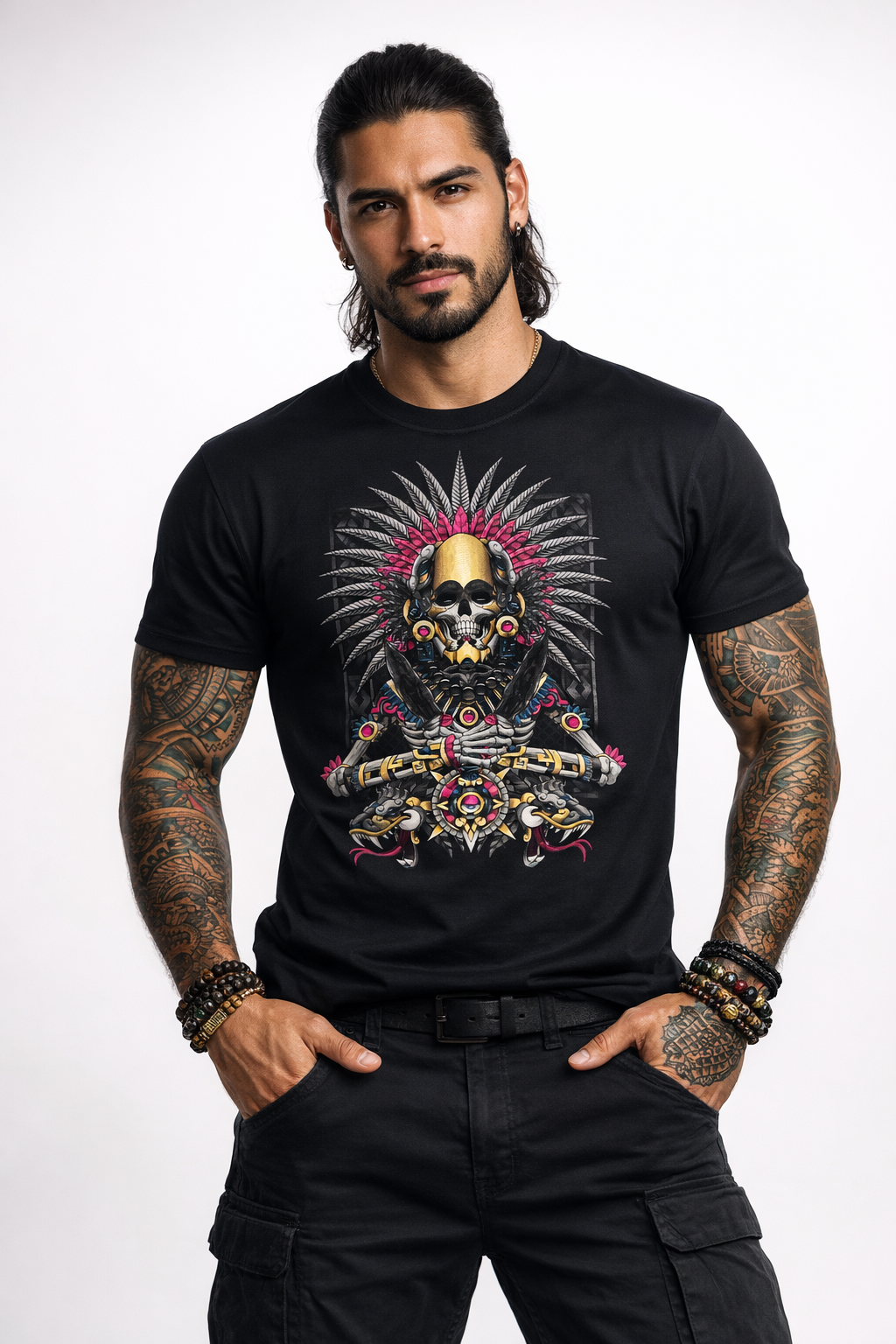 Modelo masculino usando playera negra Mexa con diseño de guerrero del inframundo y calavera ceremonial