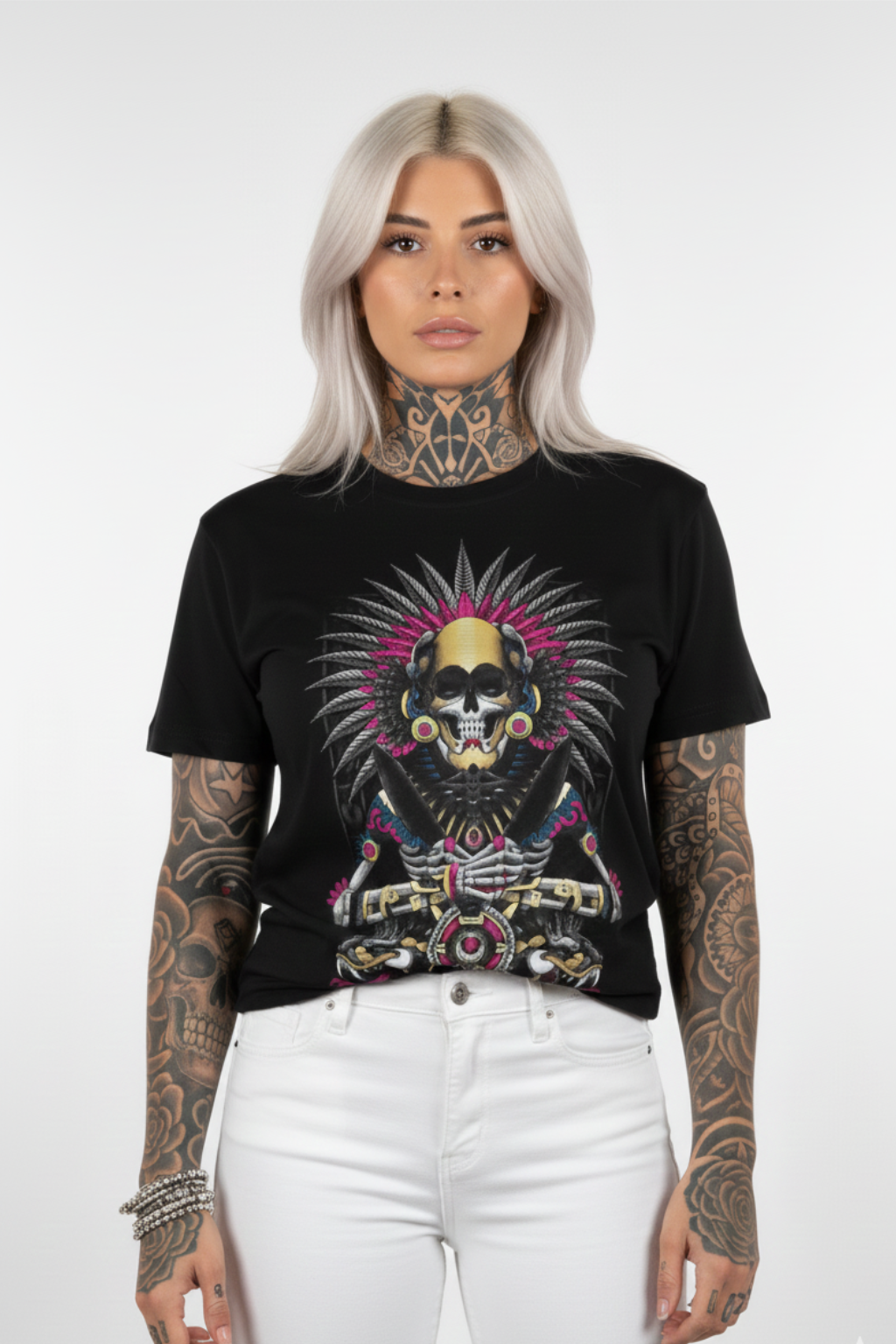 Modelo femenina con playera Mexa de guerrero prehispánico y estética tatuaje mexicano