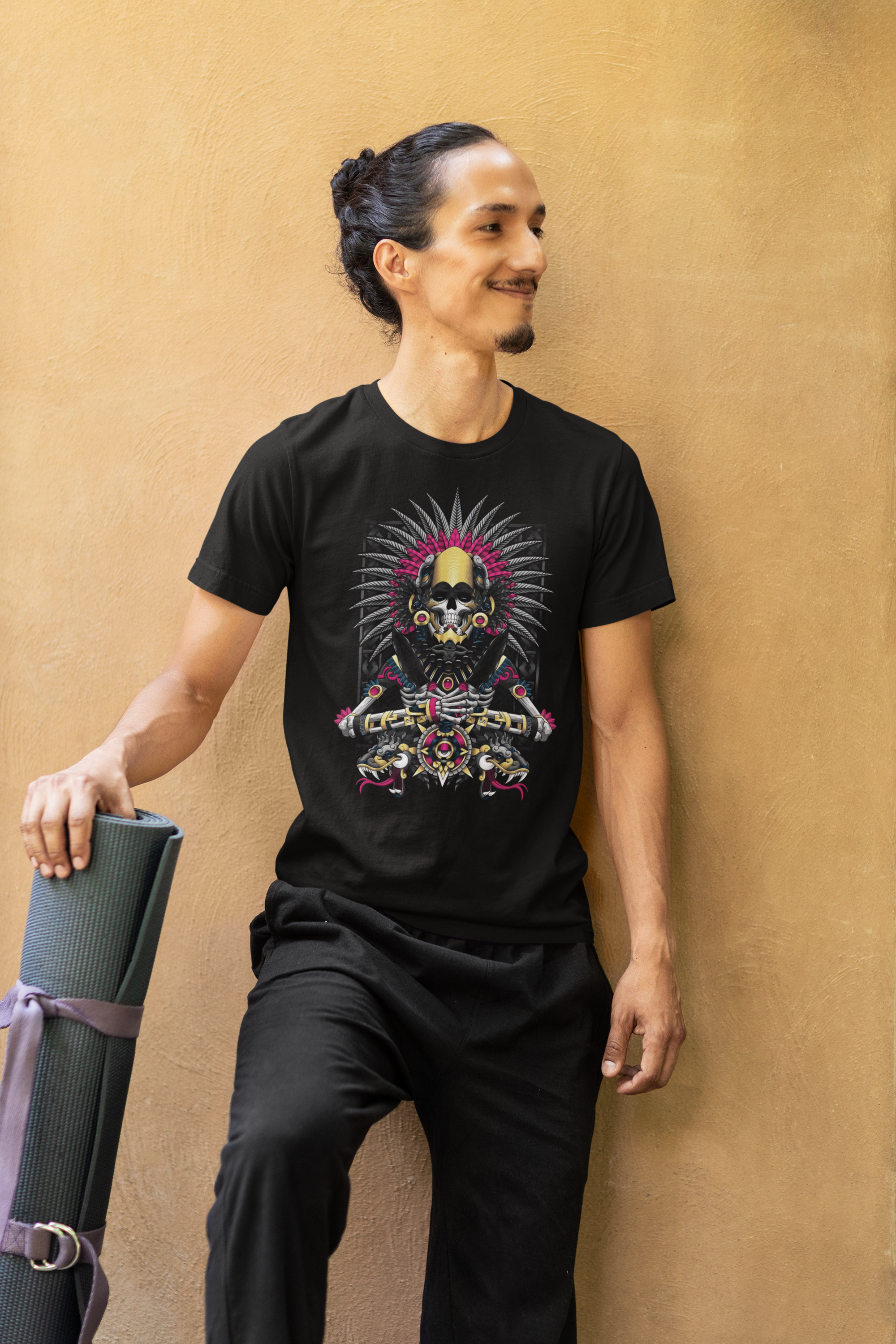 Playera negra Cultura Wear con arte mexicano ancestral de guerrero y símbolos rituales