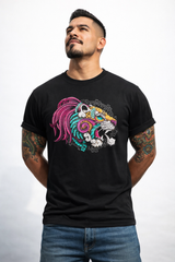 Modelo masculino usando playera negra Mexa con diseño de jaguar sagrado y arte prehispánico