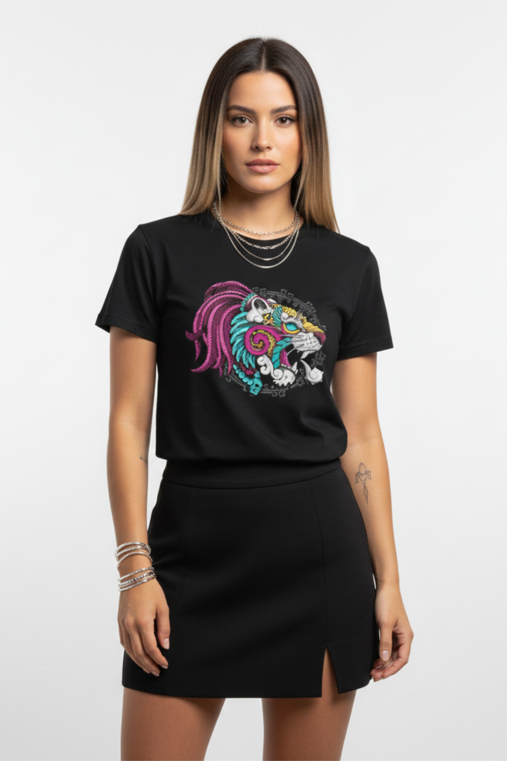 Modelo femenina con playera Mexa de jaguar mexicano en estilo urbano contemporáneo