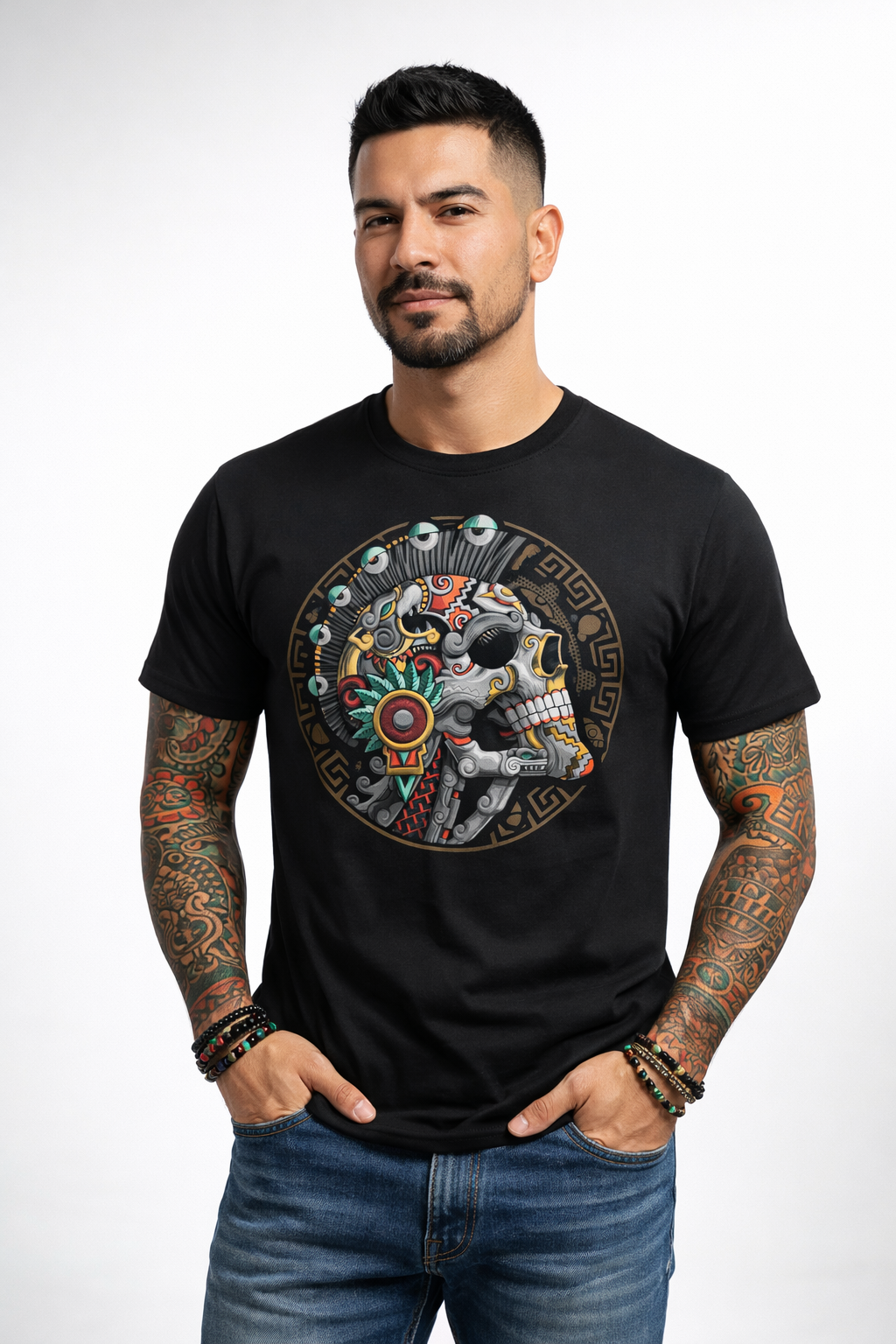 Modelo masculino usando playera negra Mexa con diseño de cráneo ancestral y grecas prehispánicas
