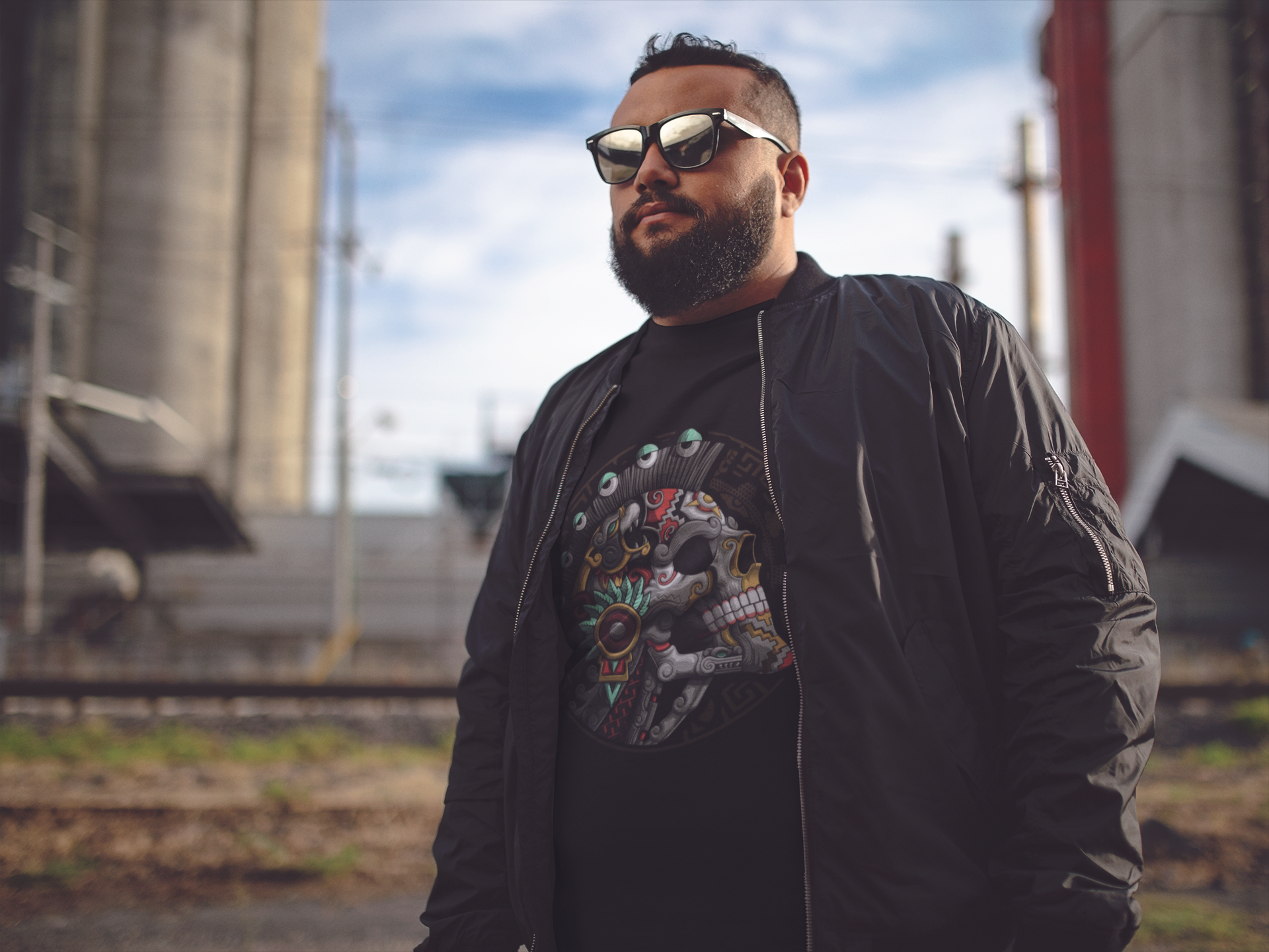 Playera negra Cultura Wear con arte ritual mexicano y cráneo prehispánico