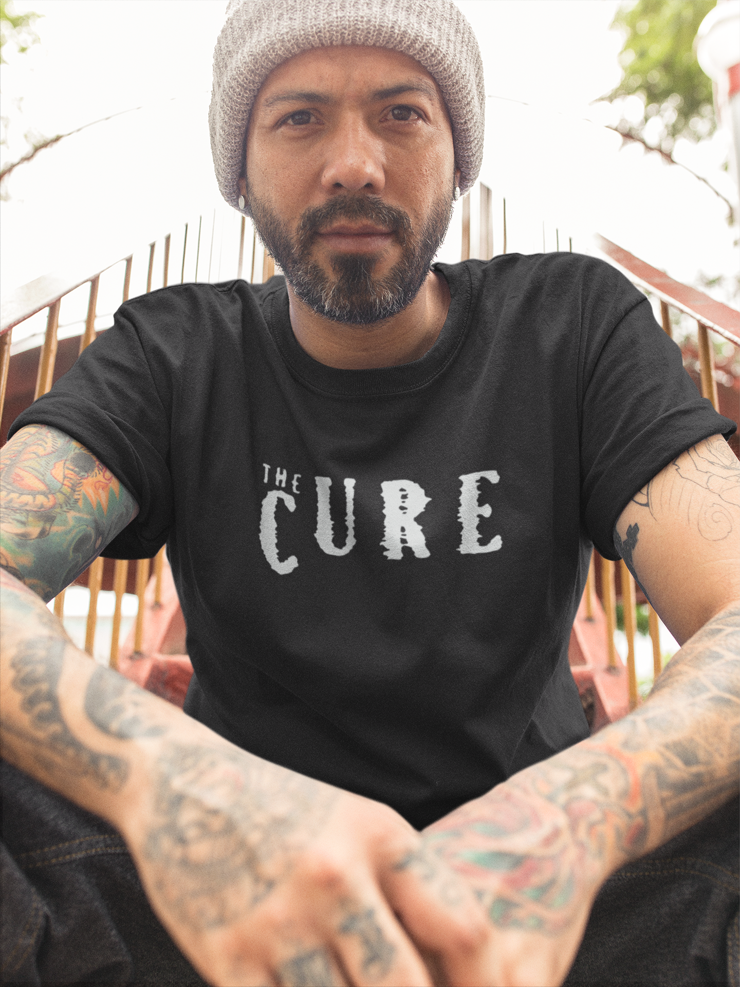 Playera The Cure: Un Clásico del Rock Gótico - Blanco y Negro