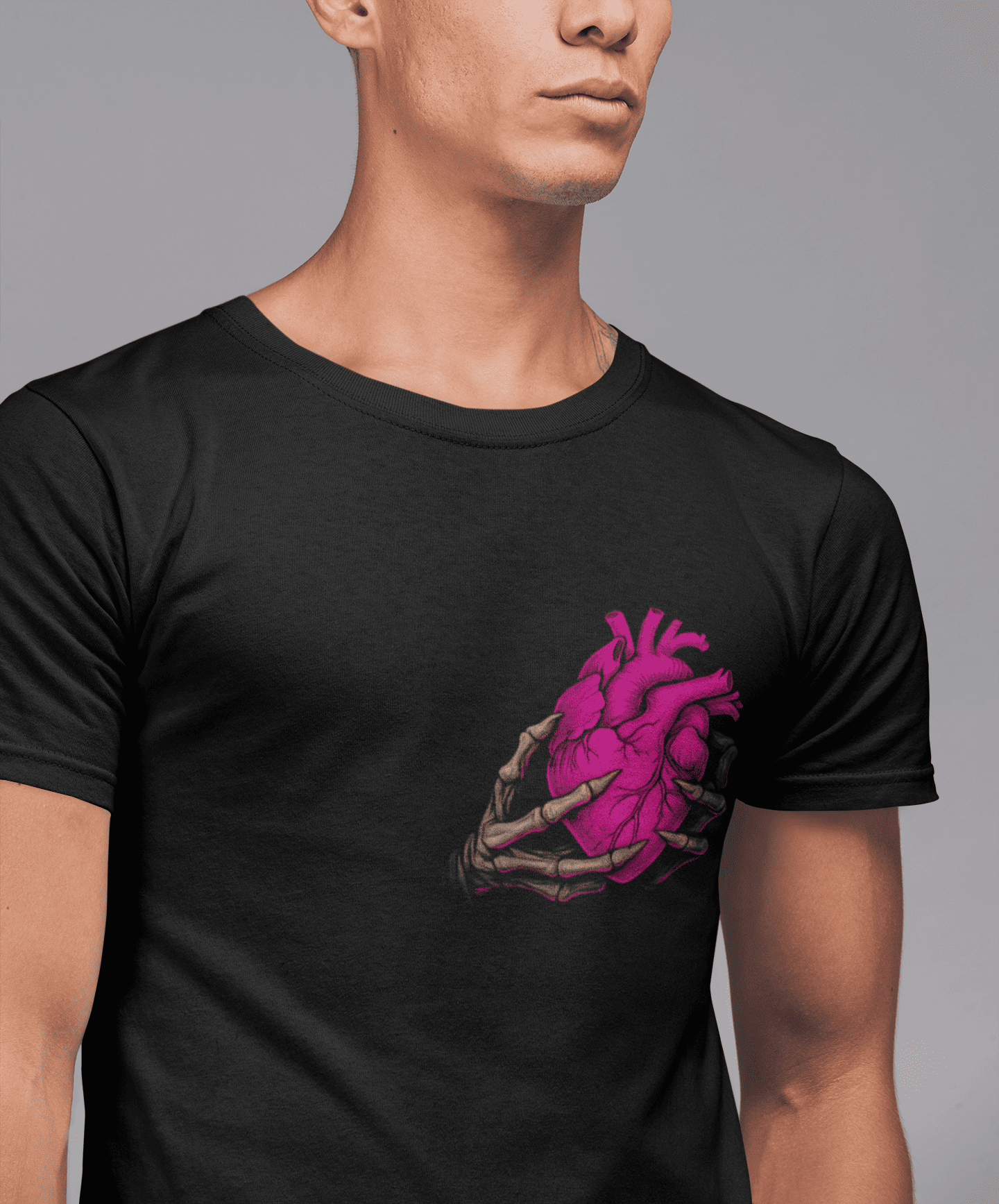 Playera Corazón Maldito – Estilo de Tatuaje Blackwork y Neotradicional