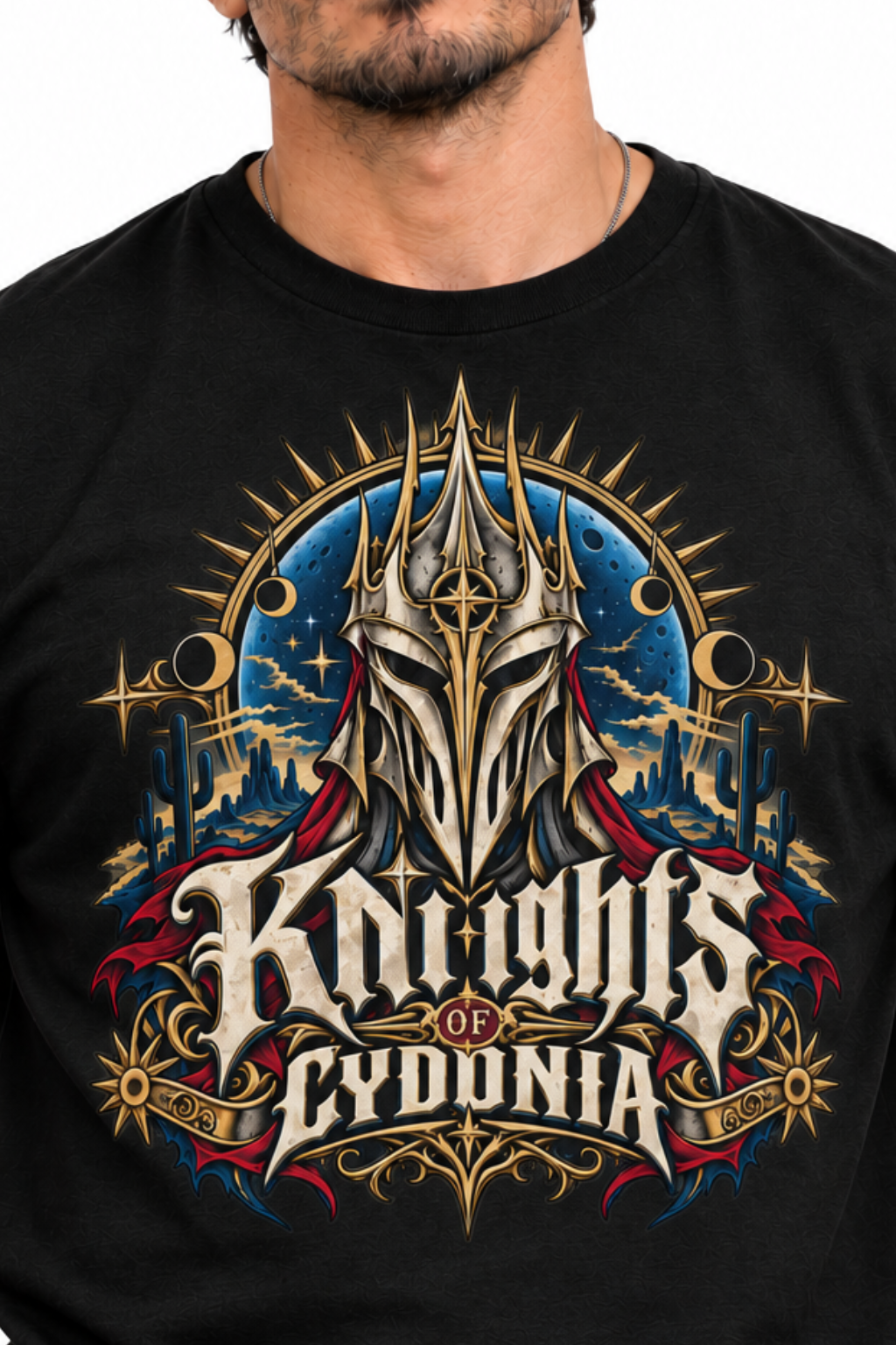 Detalle del diseño Knights of Cydonia con caballero, tonos dorados, azules y rojos sobre playera negra
